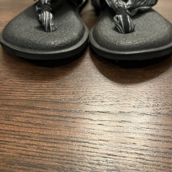 Sanuk Women's Yoga Sling Black Sandals Yoga Mat Slip On Flip Flops, size 7 - Picture 2 of 5